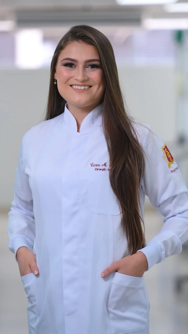Dra. Carine Schwingel usando jaleco