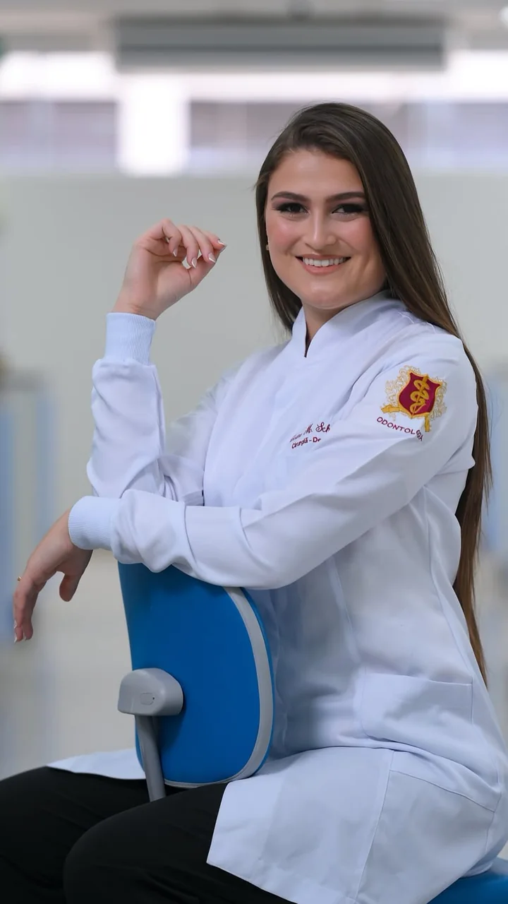 Dra. Carine Schwingel em ambiente clínico