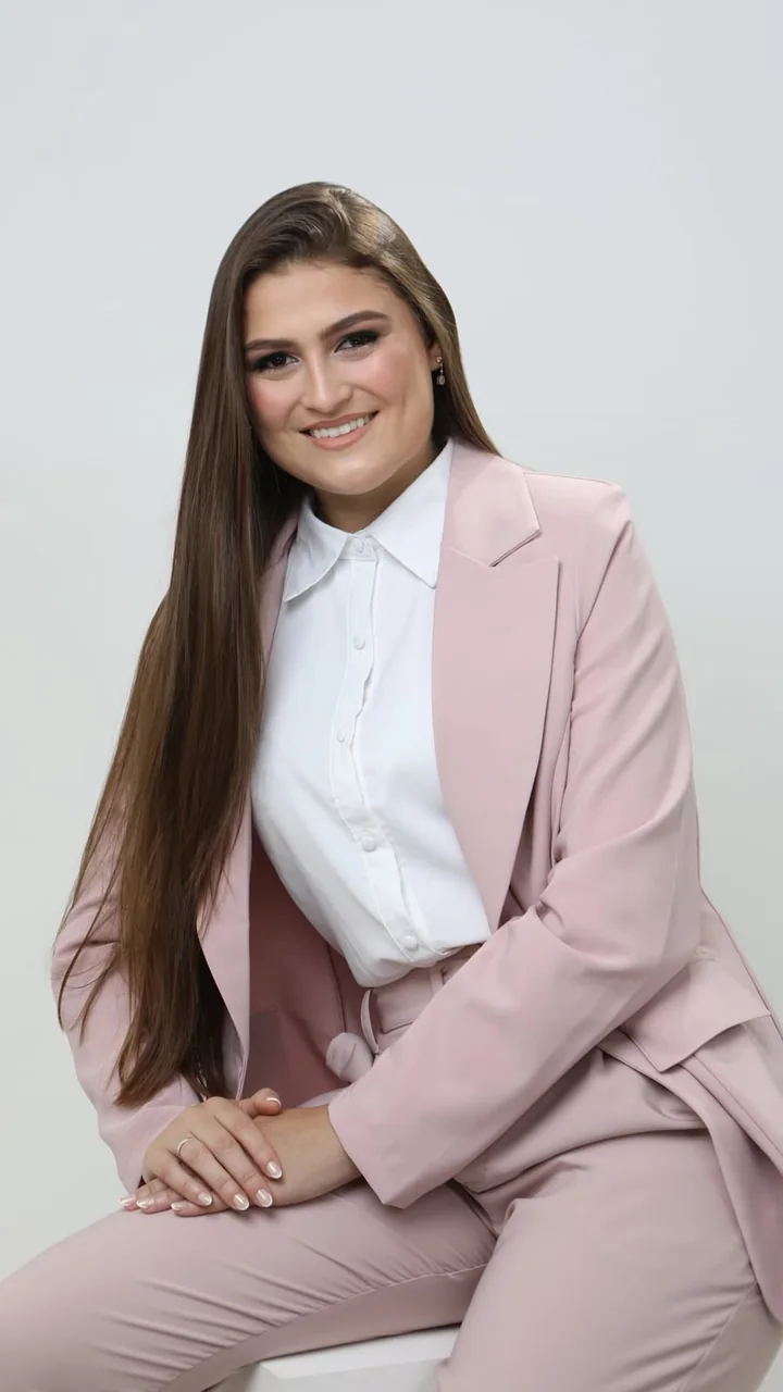 Dra. Carine Schwingel sorrindo
